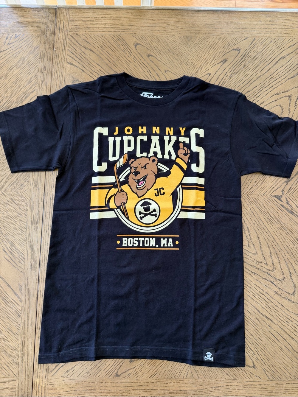 Men’s Johnny Cupcakes ‘Boston Bears Hockey’ Tee